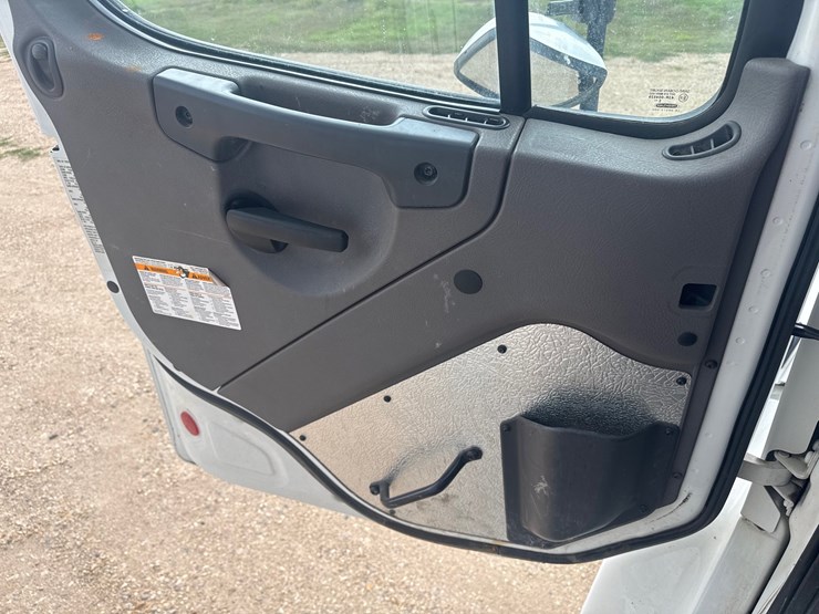 2020-freightliner-m2-106-image-60