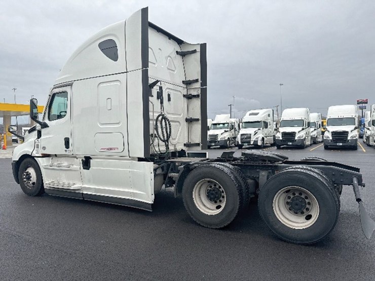 2021-freightliner-cascadia-126-image-2
