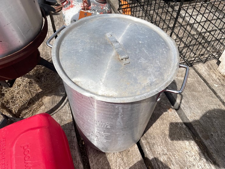 #2150-•-propane-cooker-and-(2)-kettles-image-4