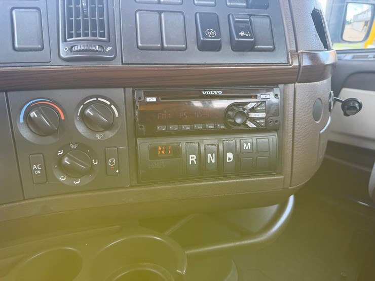 2016-volvo-vnl42t300-image-16