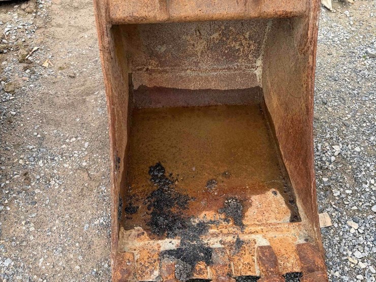 24”-toothed-bucket-image-2