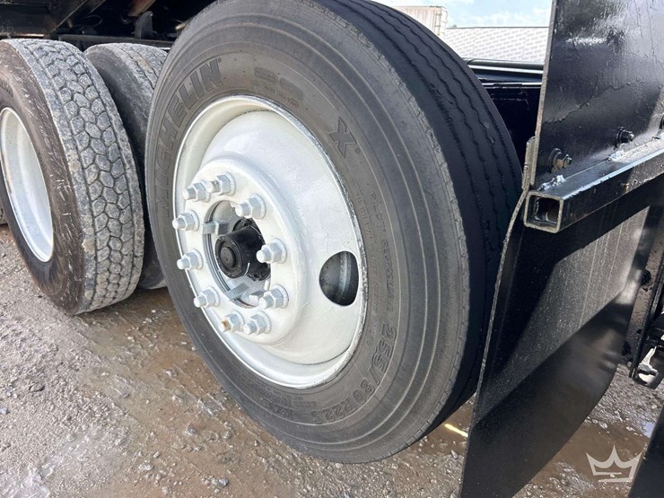 2013-freightliner-m2-106-image-44