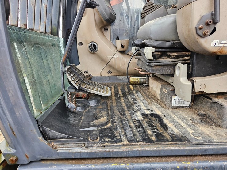 2010-deere-200d-lc-image-35