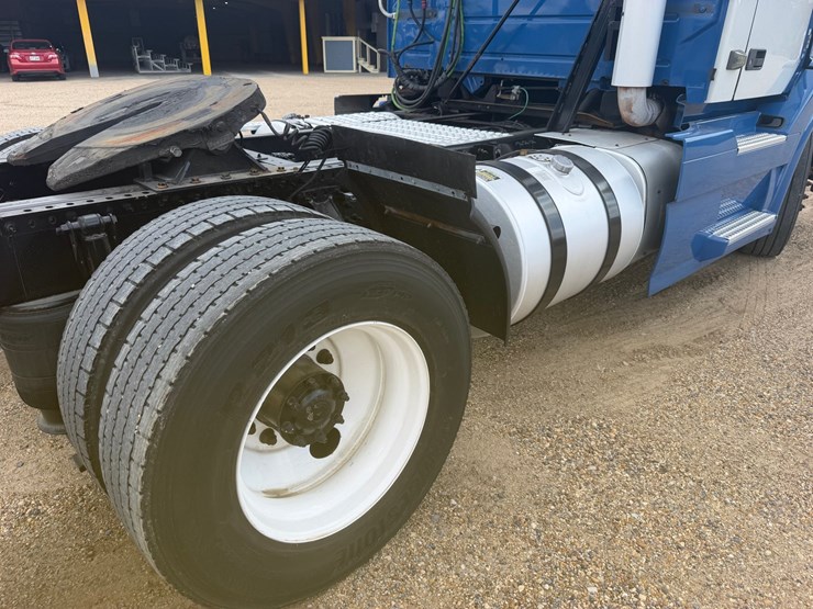 2016-volvo-vnl42t300-image-5