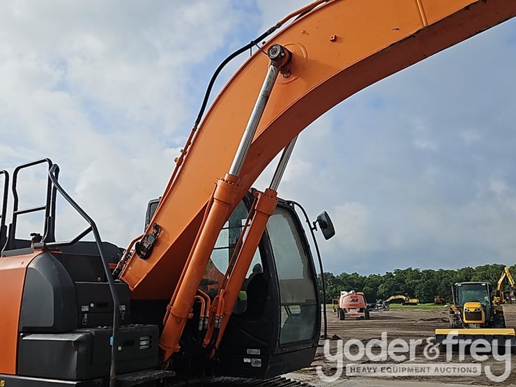 2017-hitachi-zx210-lc-6n-image-14