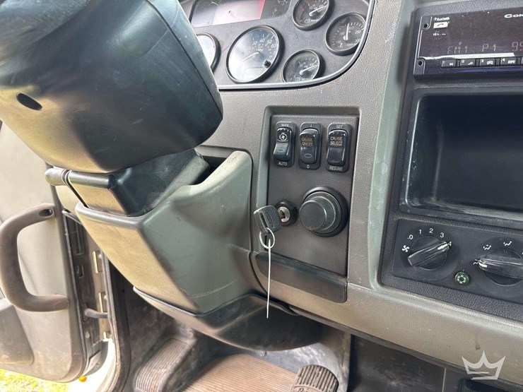 2017-peterbilt-337-image-34
