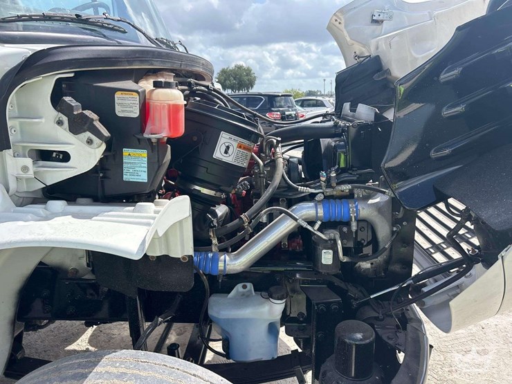 2015-freightliner-m2-106-image-9