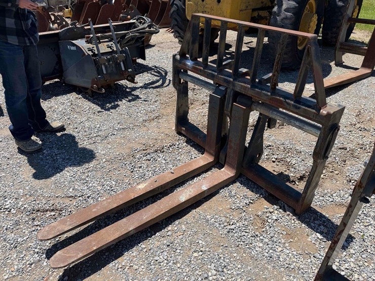 coupler-attached-pallet-forks-image-1