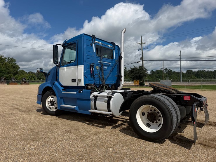 2015-volvo-vnl42t300-image-4