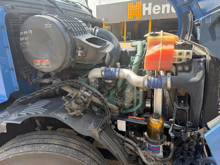 2015-volvo-vnl42t300-image-8