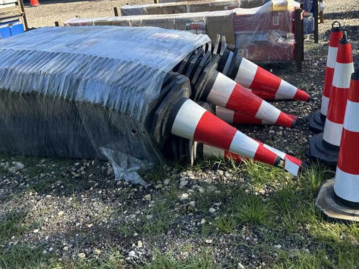 #30-•-(250)-safety-traffic-cones-image-2