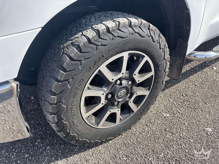 2011-toyota-tundra-image-18