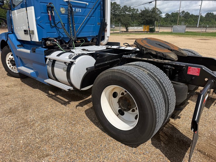 2015-volvo-vnl42t300-image-5