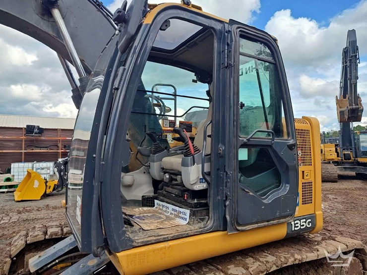 2020-deere-135g-image-38