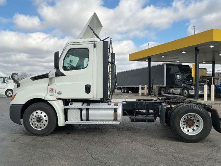 2019-freightliner-cascadia-126-image-2