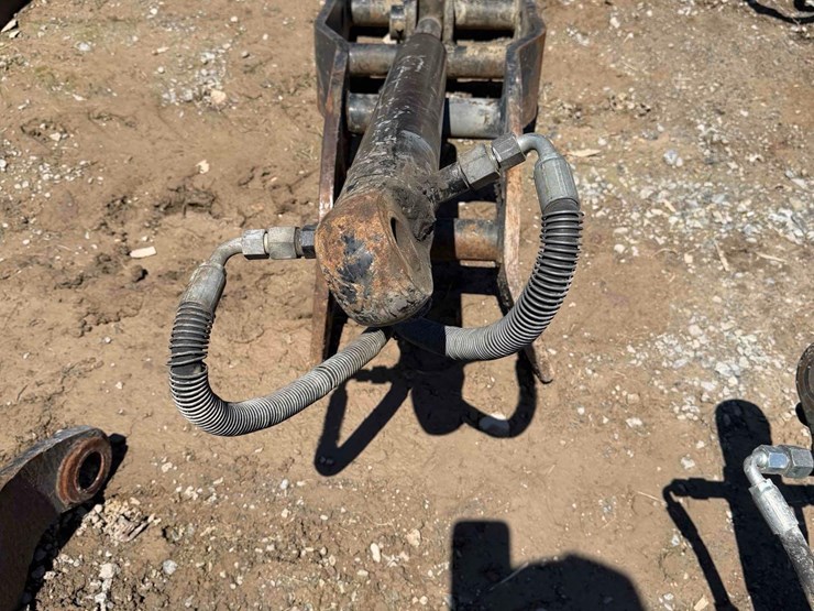 cat-hydraulic-thumb-image-3