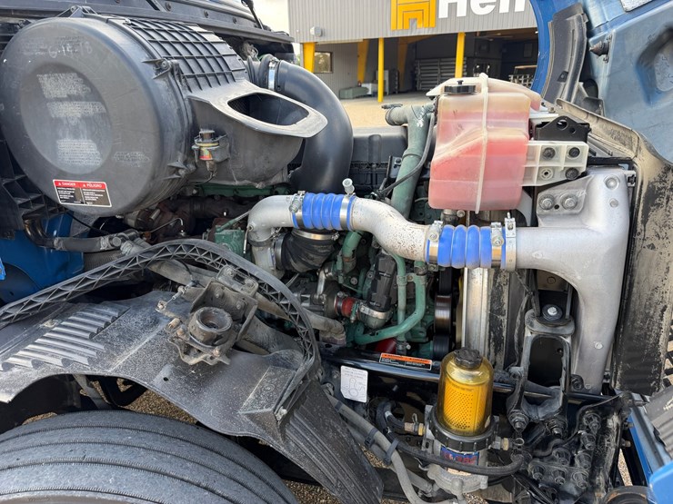2015-volvo-vnl42t300-image-10