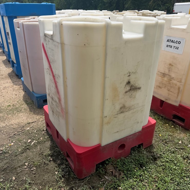 #1652 • 330 GALLON PLASTIC STORAGE OIL TANK