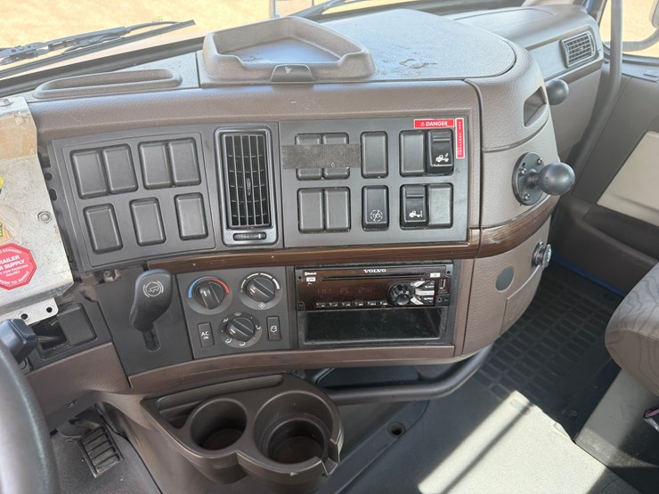 2015-volvo-vnl42t300-image-15
