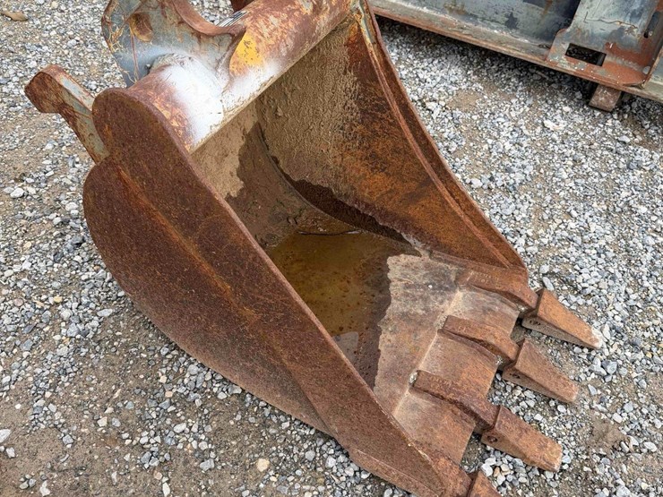 18”-john-deere-excavator-toothed-bucket-image-2