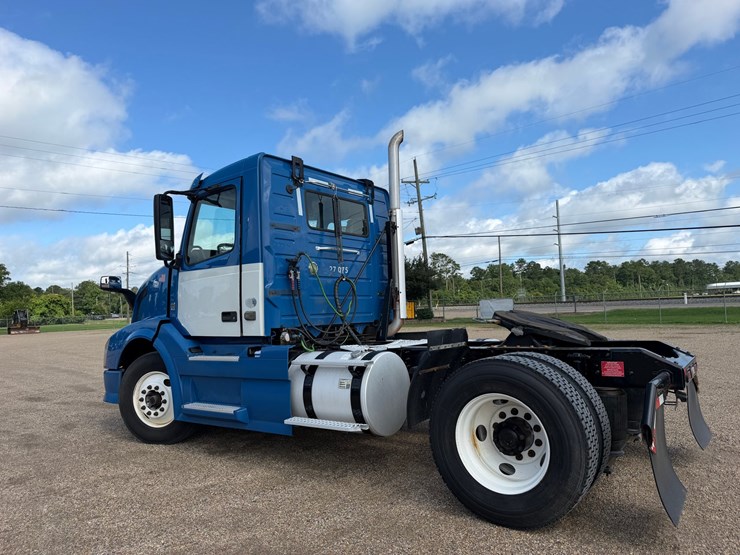 2015-volvo-vnl42t300-image-3