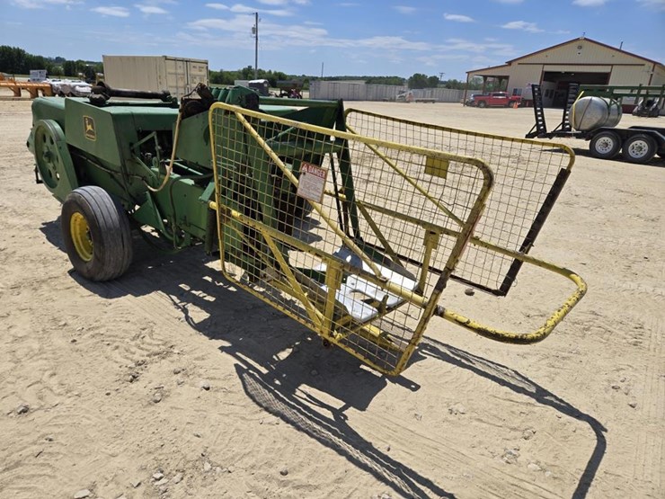 john-deere-336-image-12