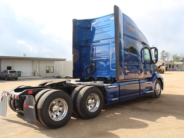 #16232-•-2019-volvo-tractor-truck-image-3