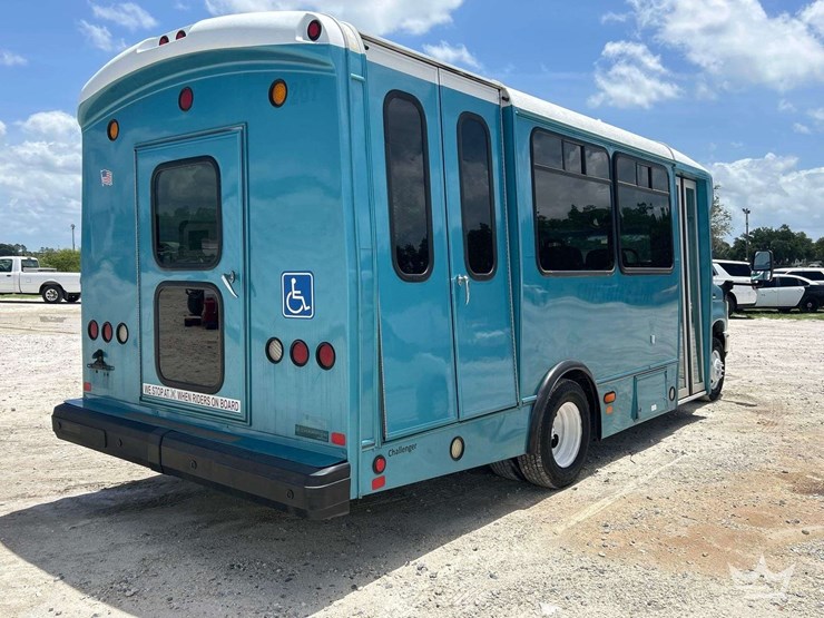 2017-ford-e450-image-3