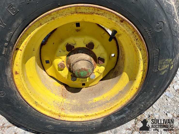 kilbros-350-gravity-flow-wagon-on-jd-running-gear-image-10