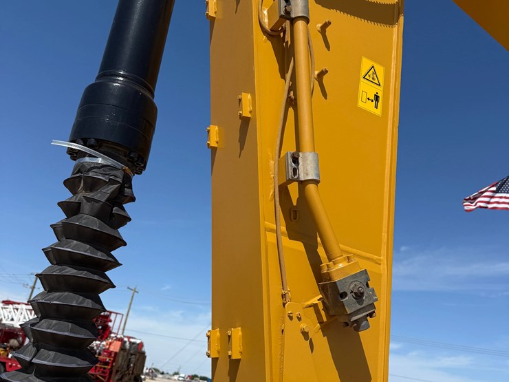 2023-caterpillar-330-image-4