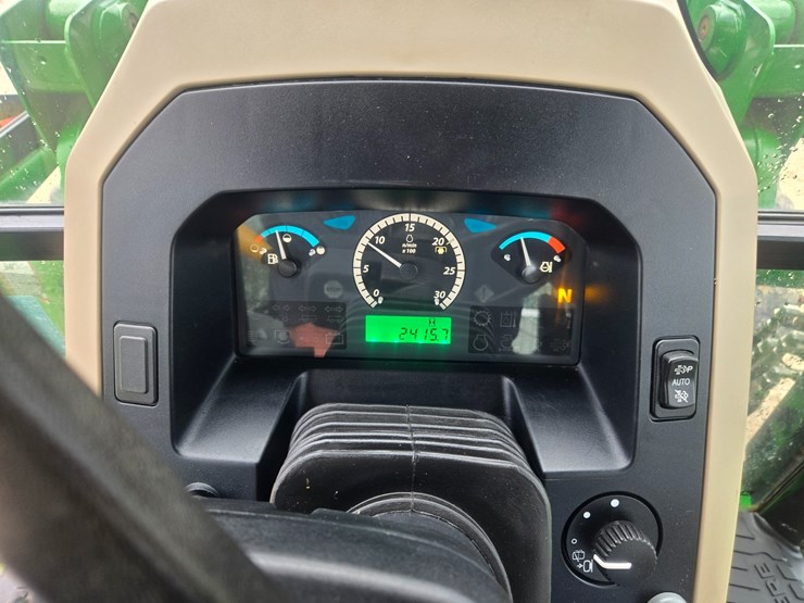 john-deere-6105d-image-42