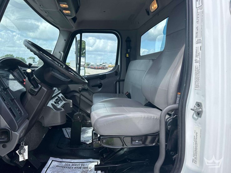 2015-freightliner-m2-106-image-14