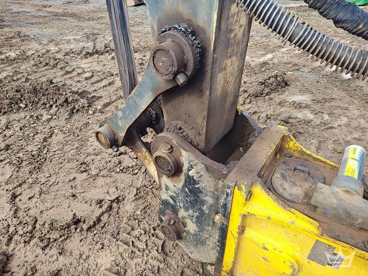 2020-deere-135g-image-35