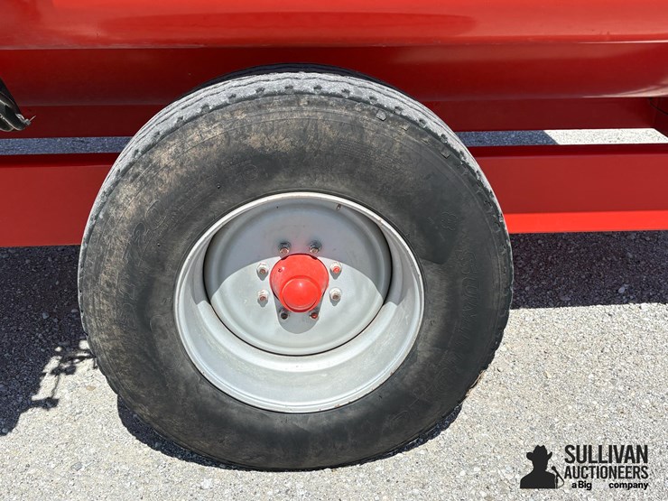 kuhn-knight-reel-auggie-ra130-feeder-wagon-image-10