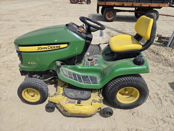 john-deere-x320-image-5
