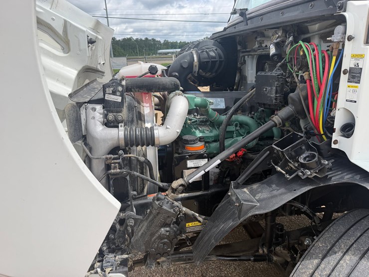 2015-volvo-vnm64t200-image-10