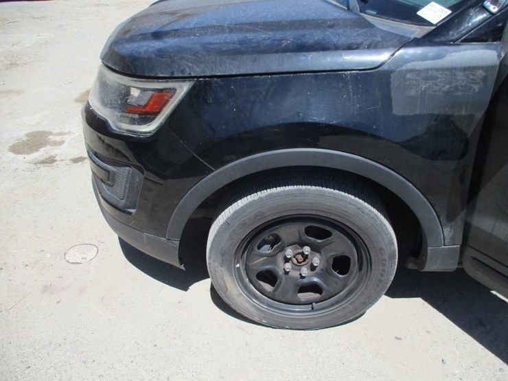 2016-ford-explorer-image-16