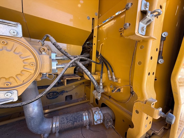 2023-caterpillar-330-image-30