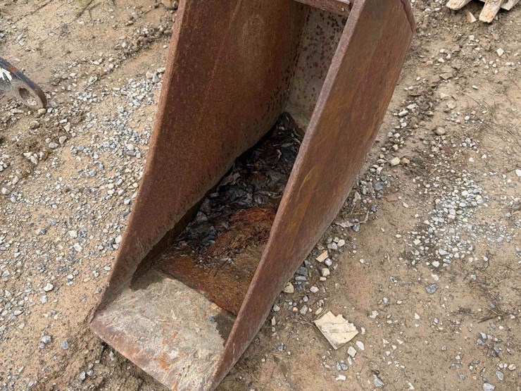12”-cutting-edge-bucket-image-1