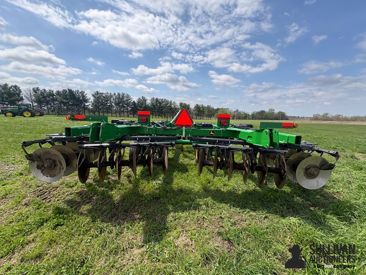 2020-john-deere-2720-image-6