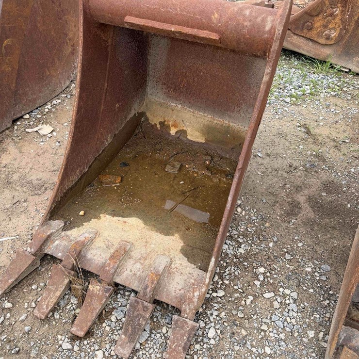 22” CP Toothed Bucket