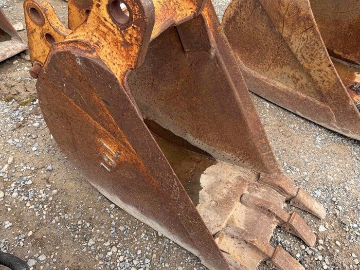 16”-toothed-bucket-image-2