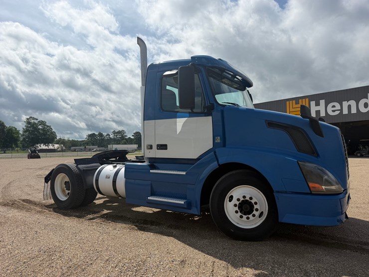2015-volvo-vnl42t300-image-2