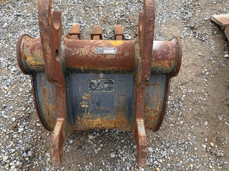 18”-john-deere-excavator-toothed-bucket-image-3