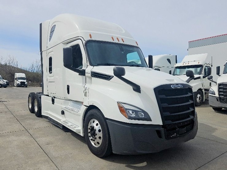 2020-freightliner-cascadia-126-image-1