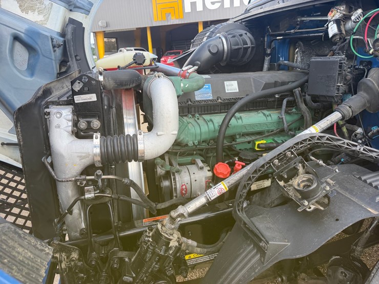 2016-volvo-vnl42t300-image-10