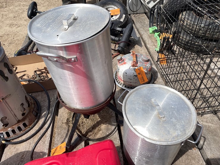 #2150-•-propane-cooker-and-(2)-kettles-image-1