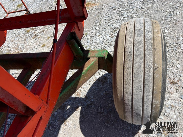 kilbros-350-gravity-flow-wagon-on-jd-running-gear-image-12