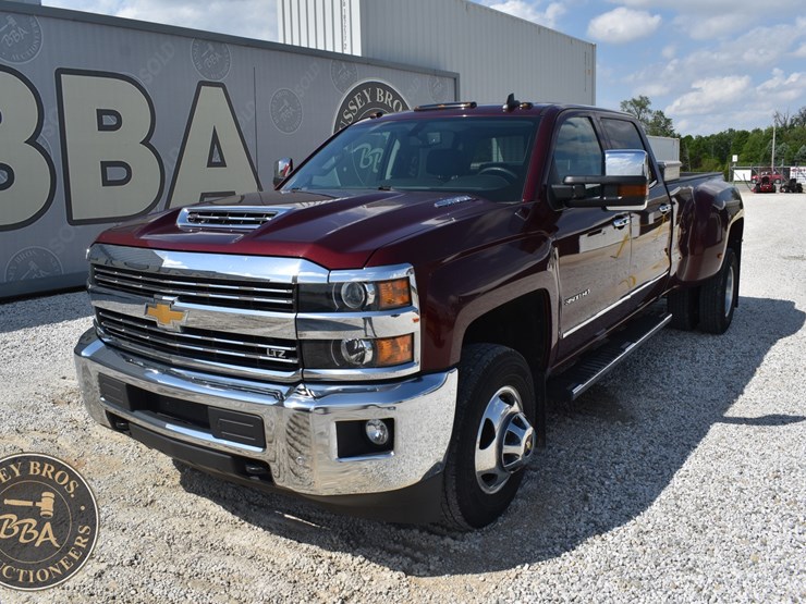 2017-chevrolet-silverado-3500hd-ltz-image-2