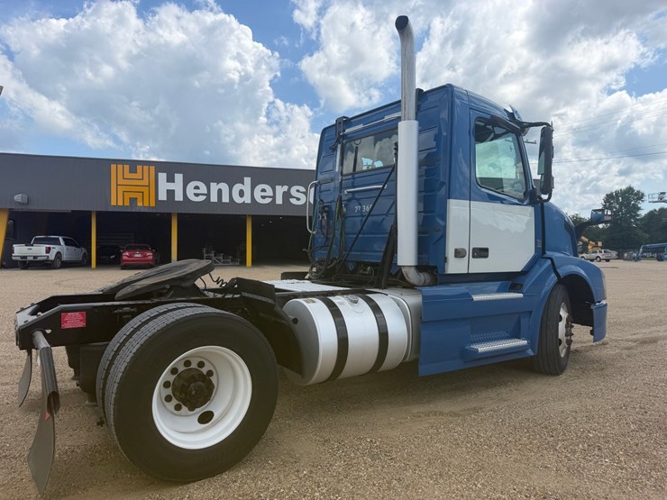 2016-volvo-vnl42t300-image-4